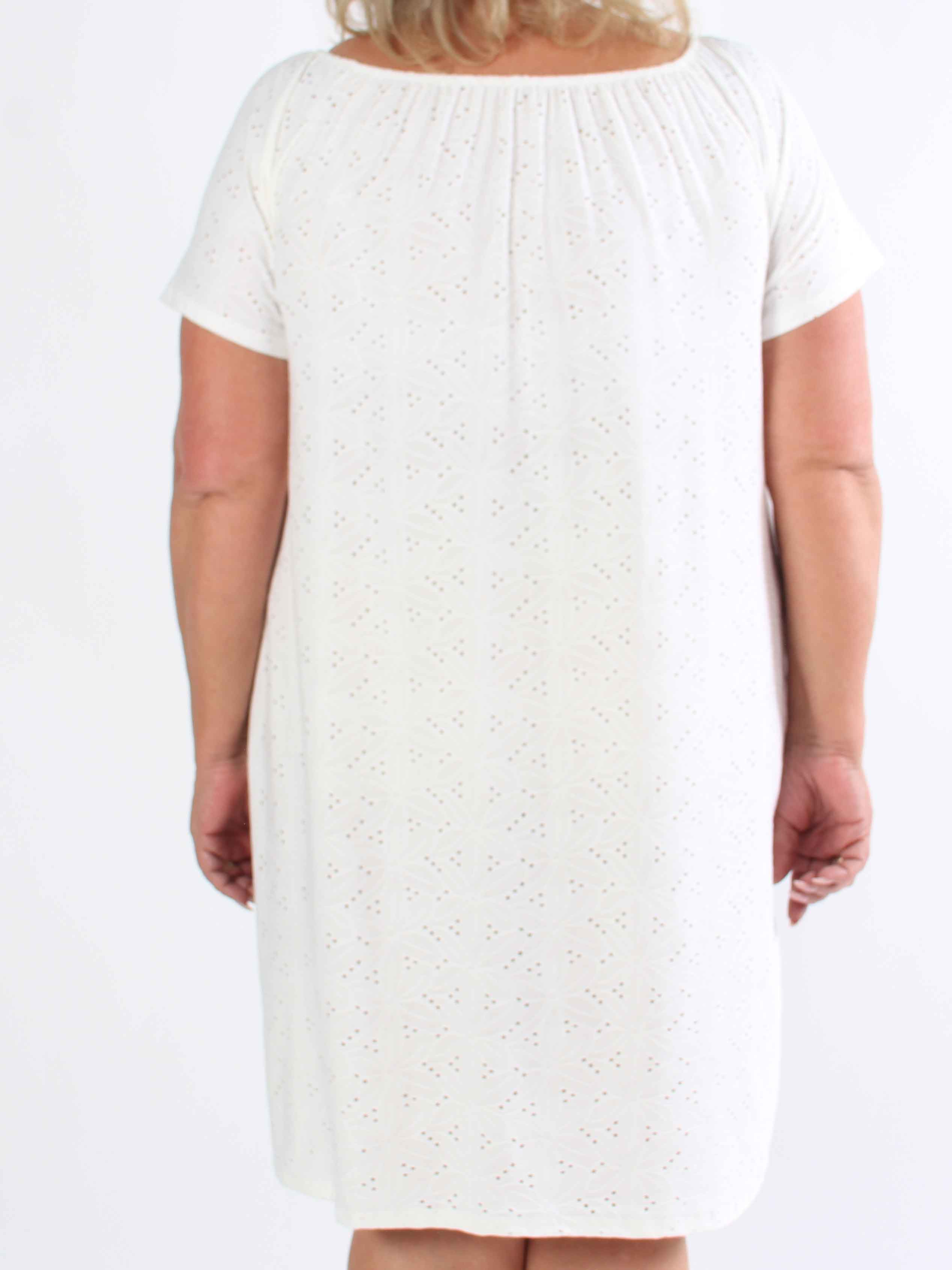 Aliz - Sød blød plus size kjole med broderie anglaise